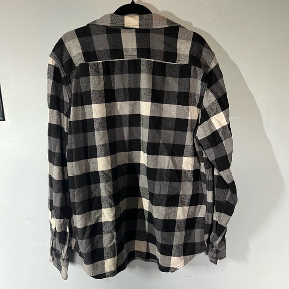 AE Heritage ✨ B&W Flannel 🖤🤍 - Picture 3 of 3